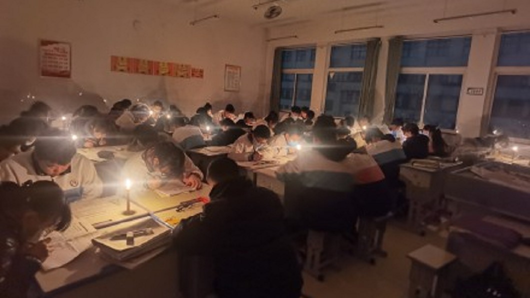 霸王級寒流遇限電　全校黑漆漆「學生靠蠟燭苦讀」