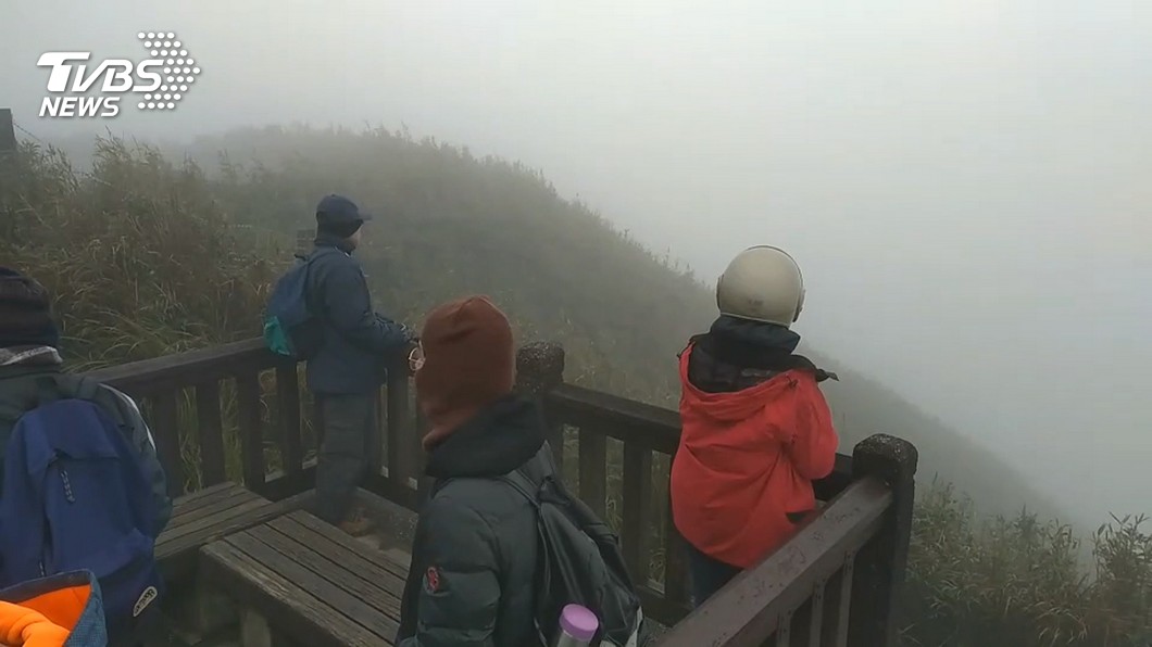 陽明山下冰霰! 遊客登頂目擊high翻:手快凍僵