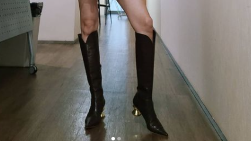 牛仔靴能輕鬆把腿部視覺拉長。（圖／翻攝自miyayeah IG）