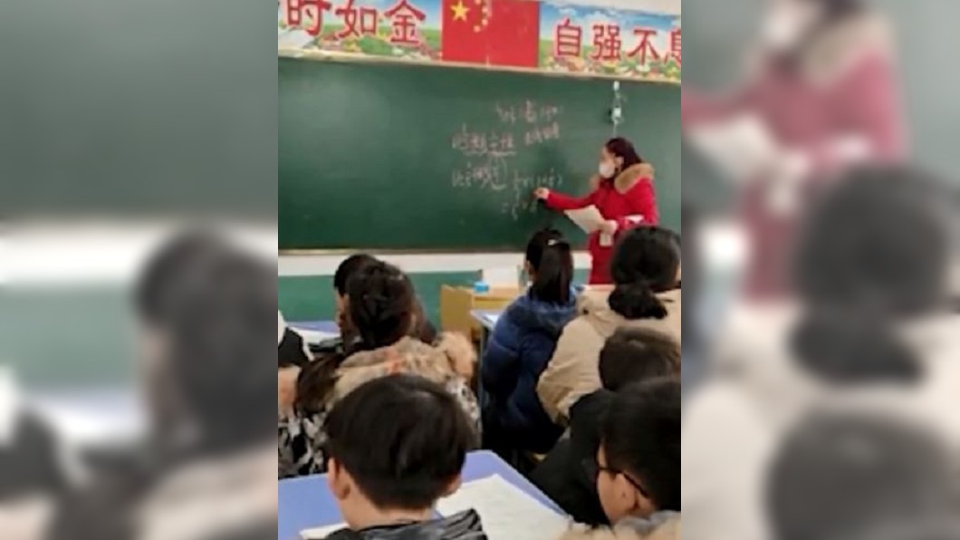 點滴瓶掛黑板上 女老師抱病講課網暖哭:太敬業了