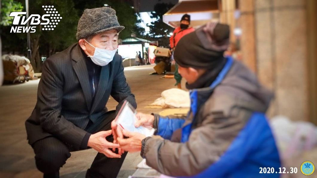 全台冷吱吱 陳時中夜訪街友贈暖暖包、口罩