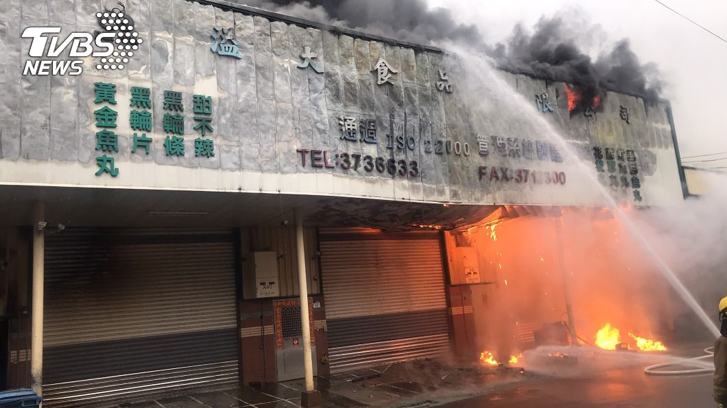 高市仁武食品廠大火竄黑煙 環保局將開罰