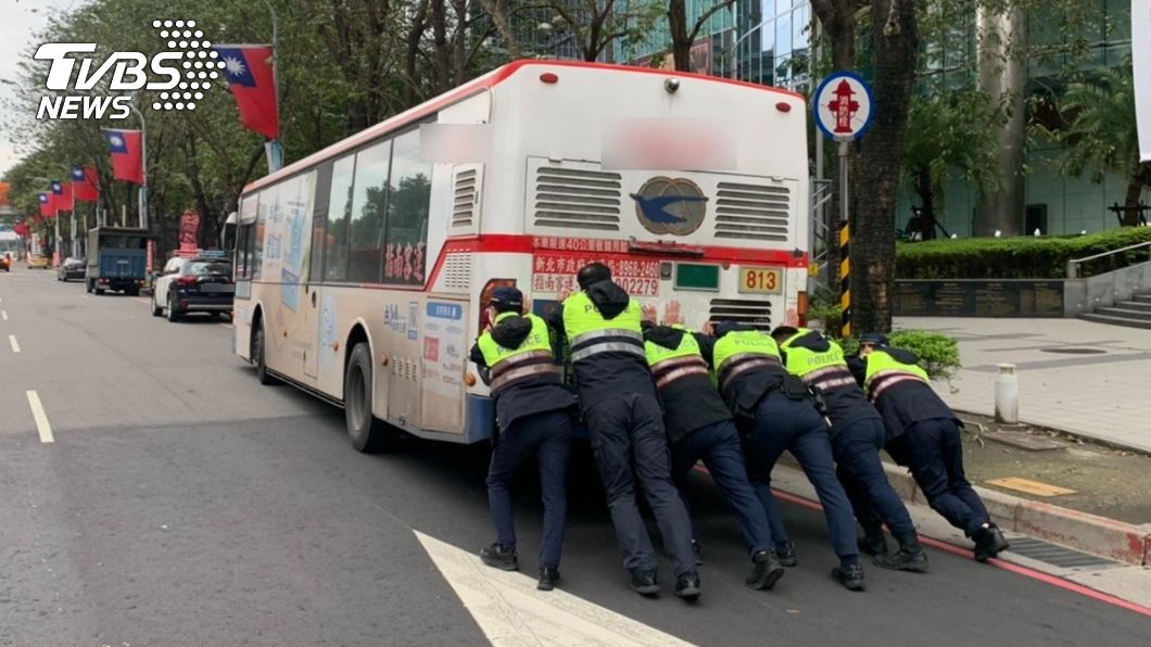 16噸公車拋錨擋道 6警寒流中「徒手猛推」神救援