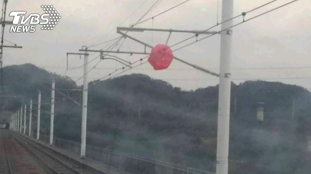 氣球纏繞高鐵電車線 桃園-新竹路段斷電逾1小時