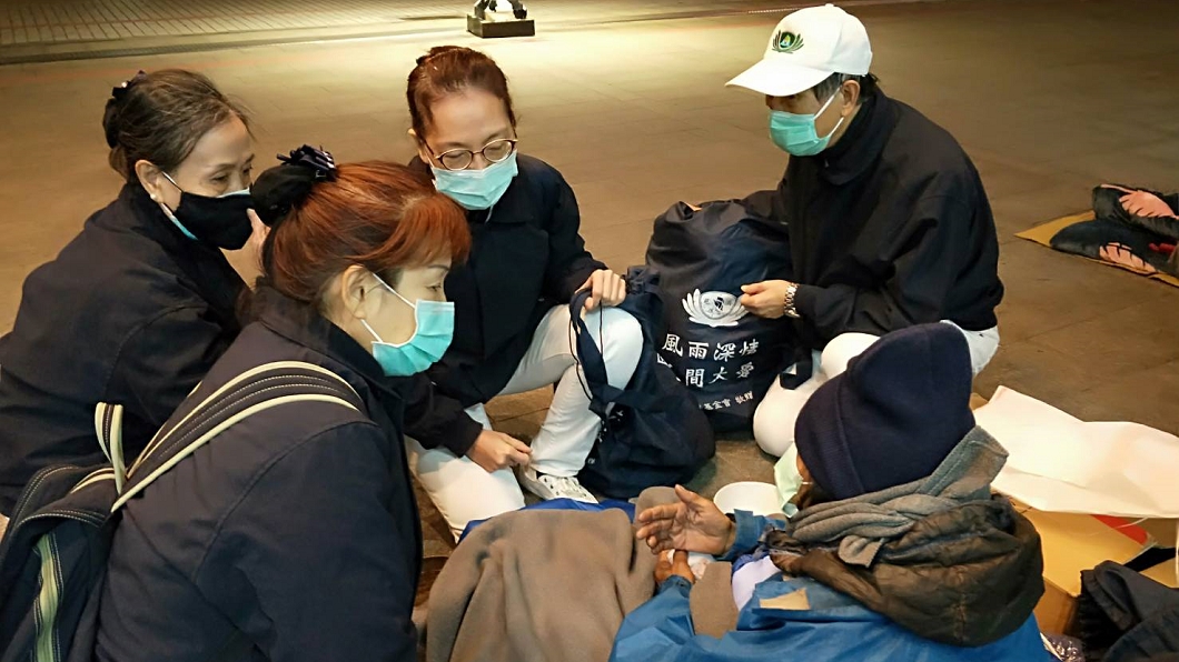 陳時中、黃珊珊感恩志工寒夜關懷。(圖/慈濟提供)