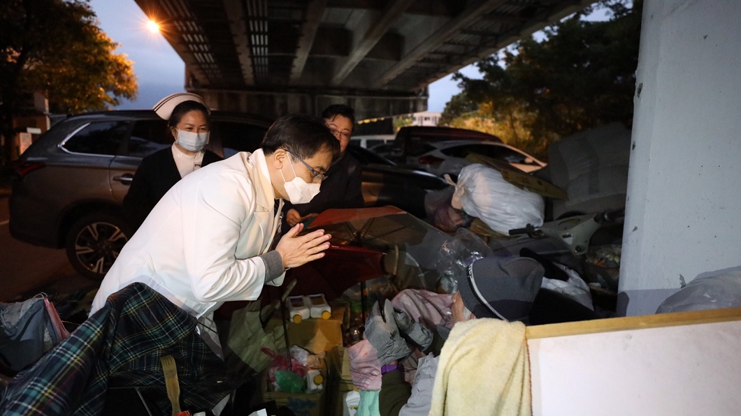 花蓮慈濟醫院院長林欣榮帶隊關懷街友。(圖/慈濟提供)