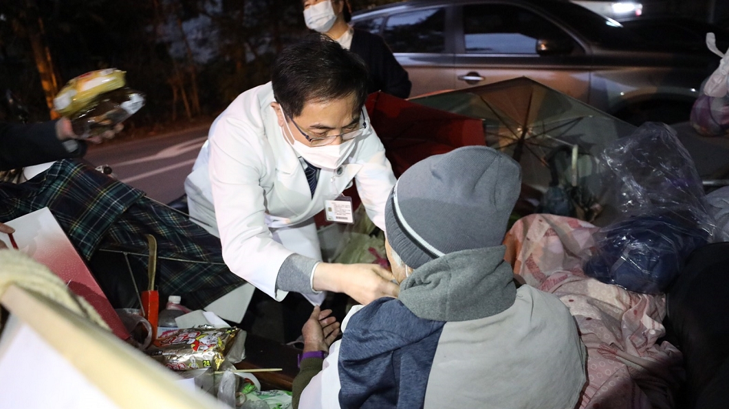 超低溫全台急凍 慈濟醫護暗夜關懷街友送暖