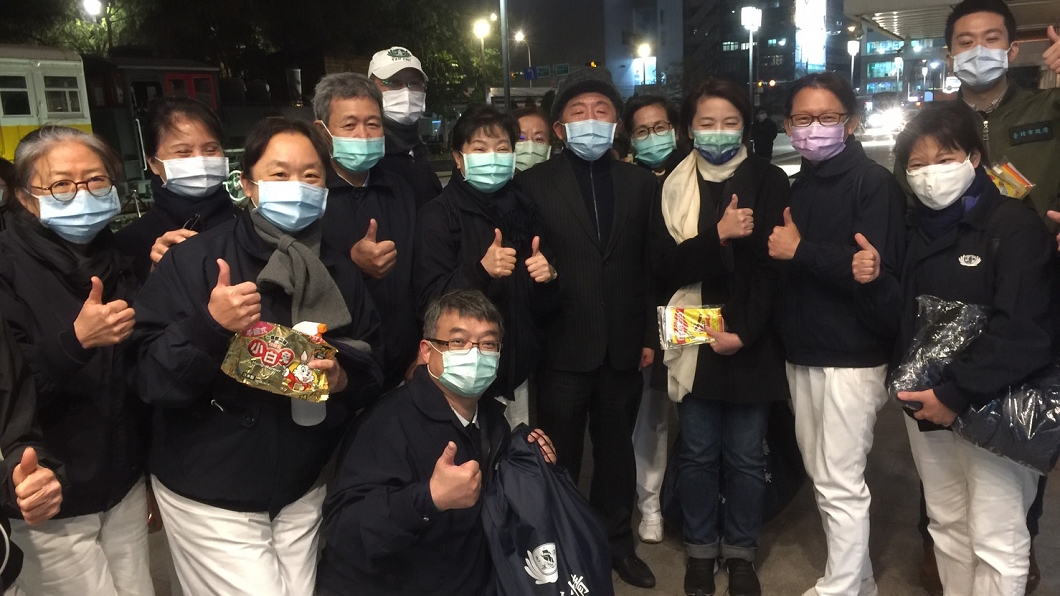 陳時中、黃珊珊感恩志工寒夜關懷。(圖/慈濟提供)