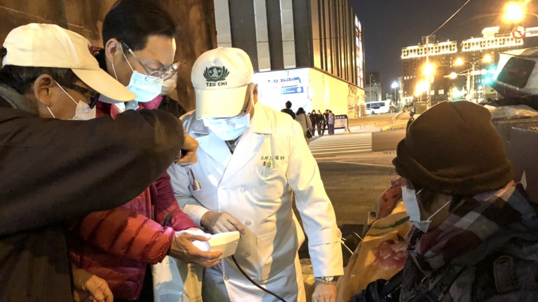 台中人醫會關懷街友。(圖/慈濟提供)