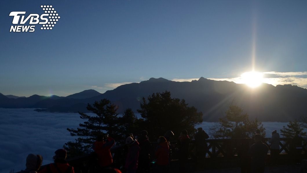 遊客不畏寒流 迎接阿里山2021第一道曙光