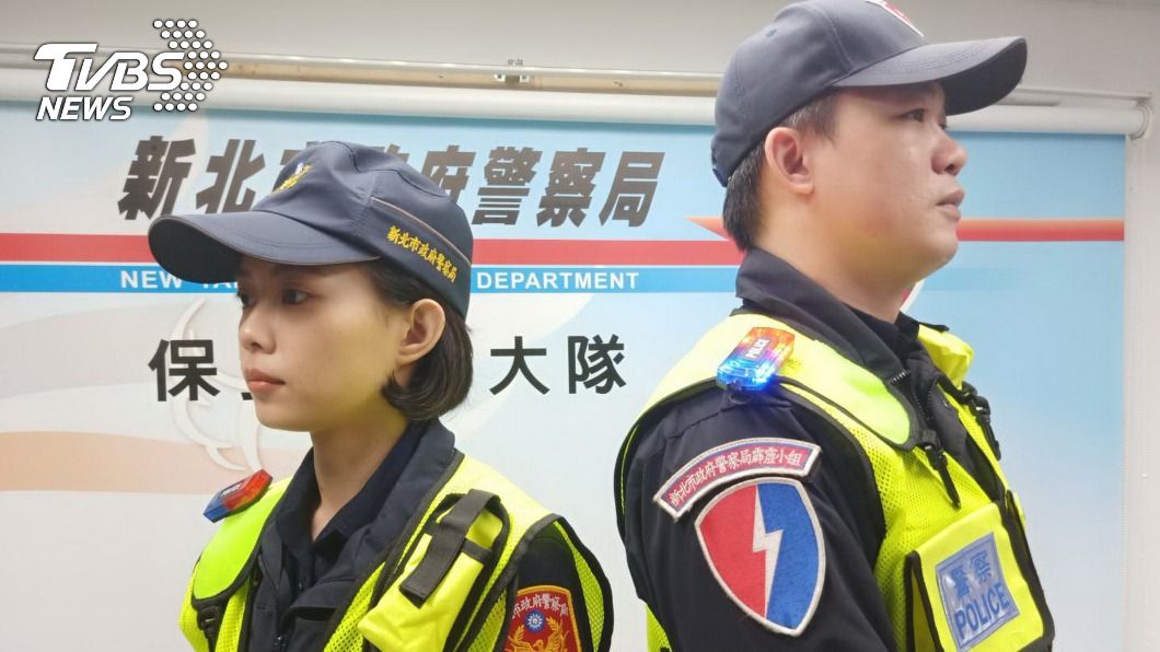 新北保安警添LED爆閃肩燈 紅藍光維護夜間值勤安全