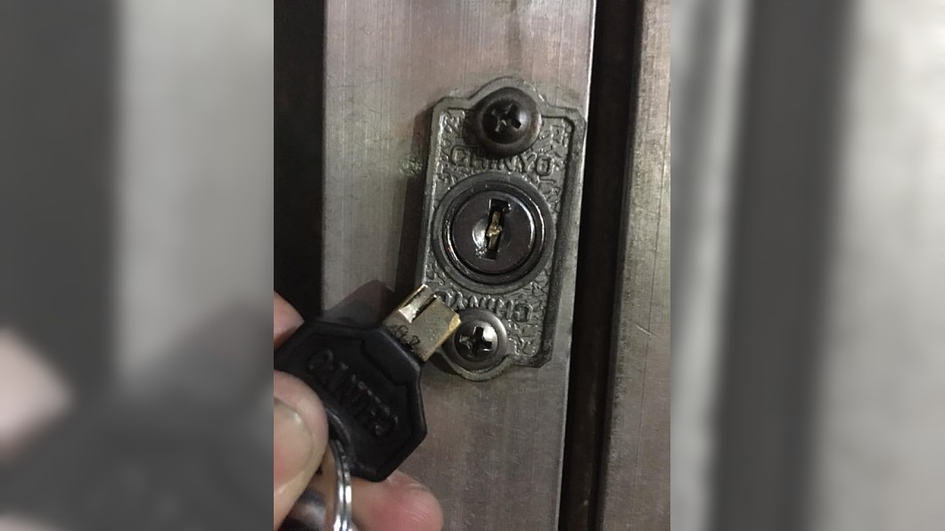 鑰匙一插「啪」斷了!衰男家門口跨年 內行2招神解