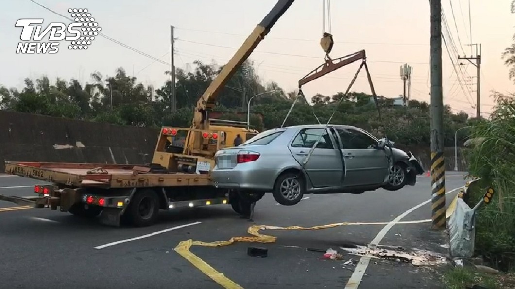 元旦恐怖自撞!3人慘卡車內 3命危1傷急救中