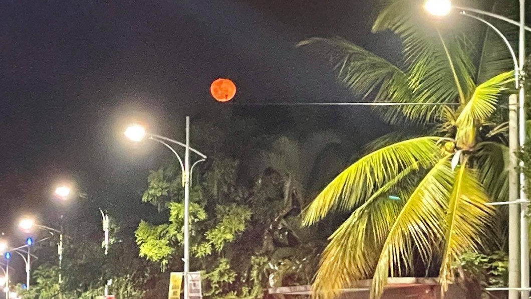 驚見「血紅月亮」掛夜空 網憂:2021年災難預兆?