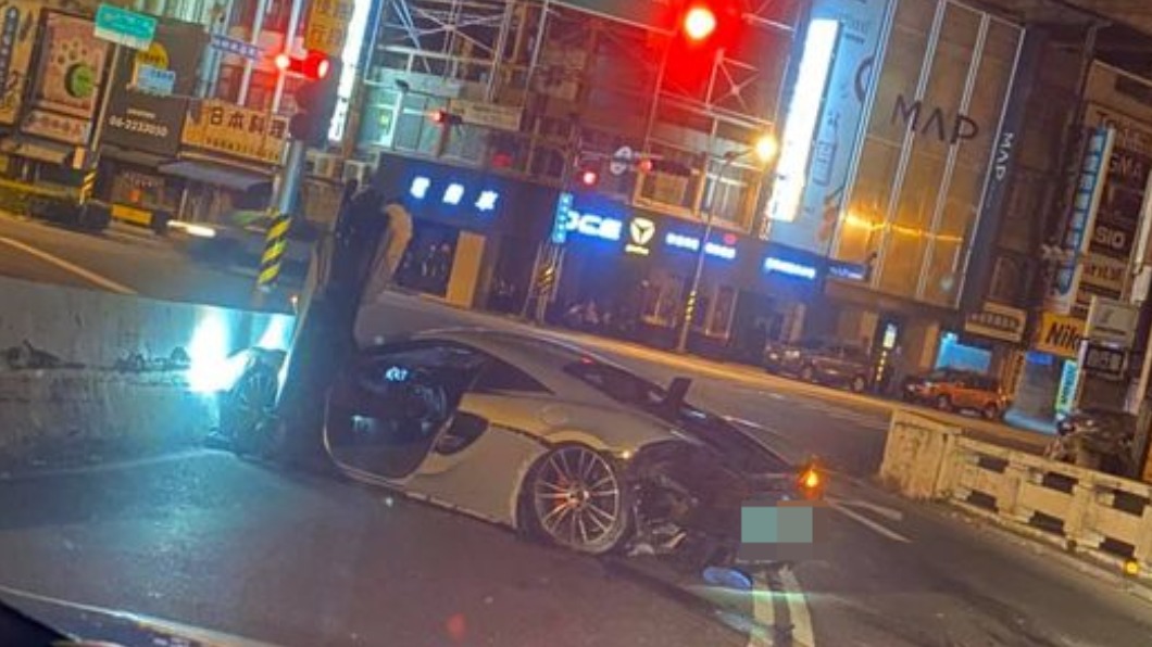 23歲美籍生開千萬超跑自撞 麥拉倫成廢鐵