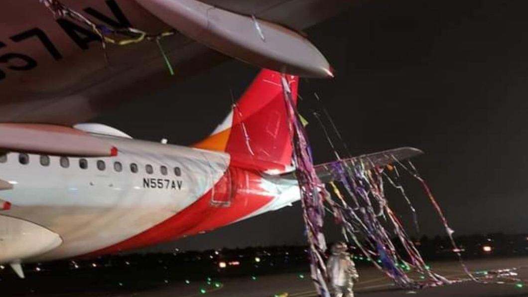 險墜機! 美班機纏跨年「煙火氣球」急迫降