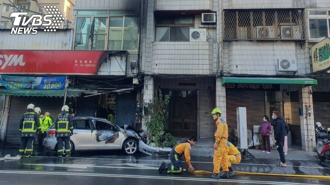 悚！台中追撞車禍　小客車起火燃燒駕駛急跳車