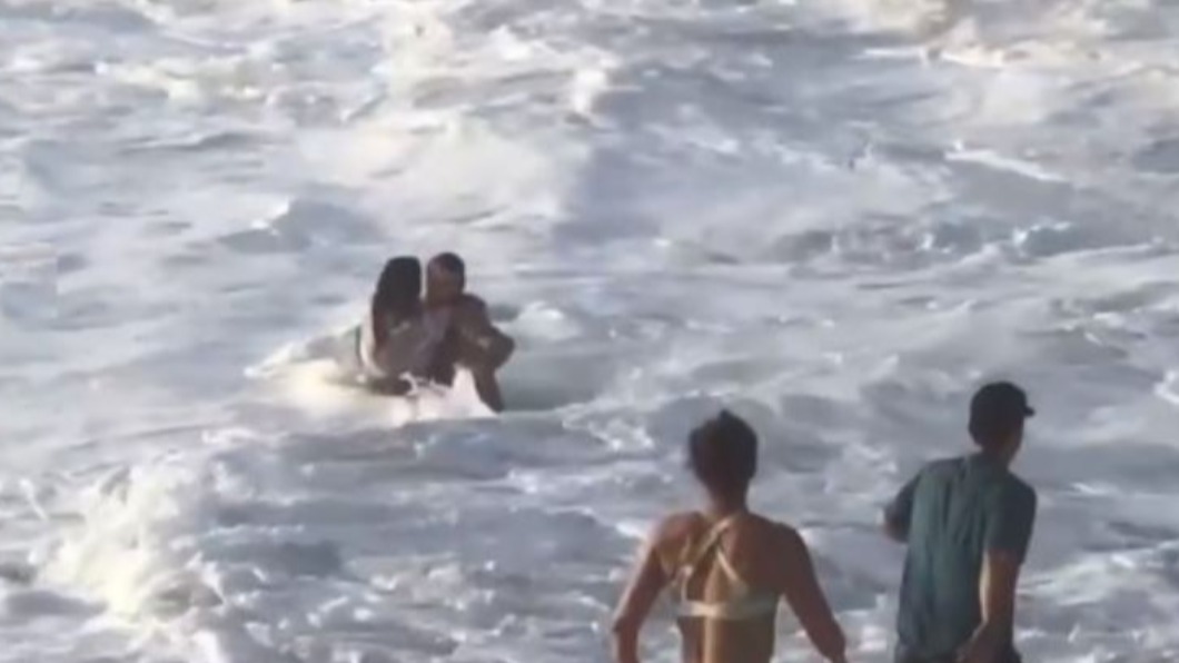 夏威夷巨浪捲走人 澳洲衝浪姊弟即刻救援