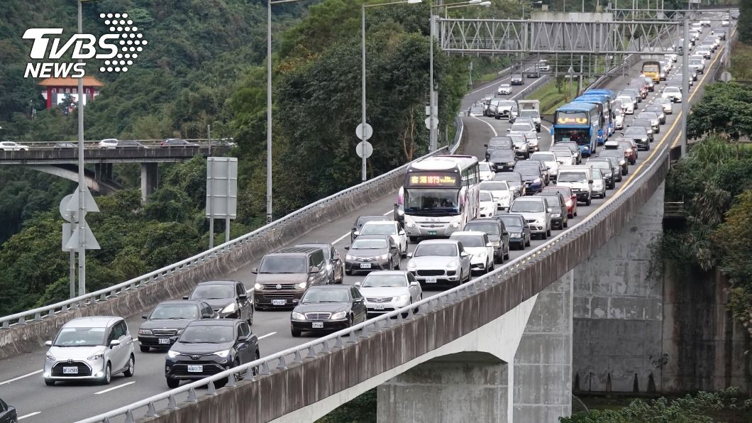 收假囉!國道湧現北返車潮 國5「恐塞到入夜」