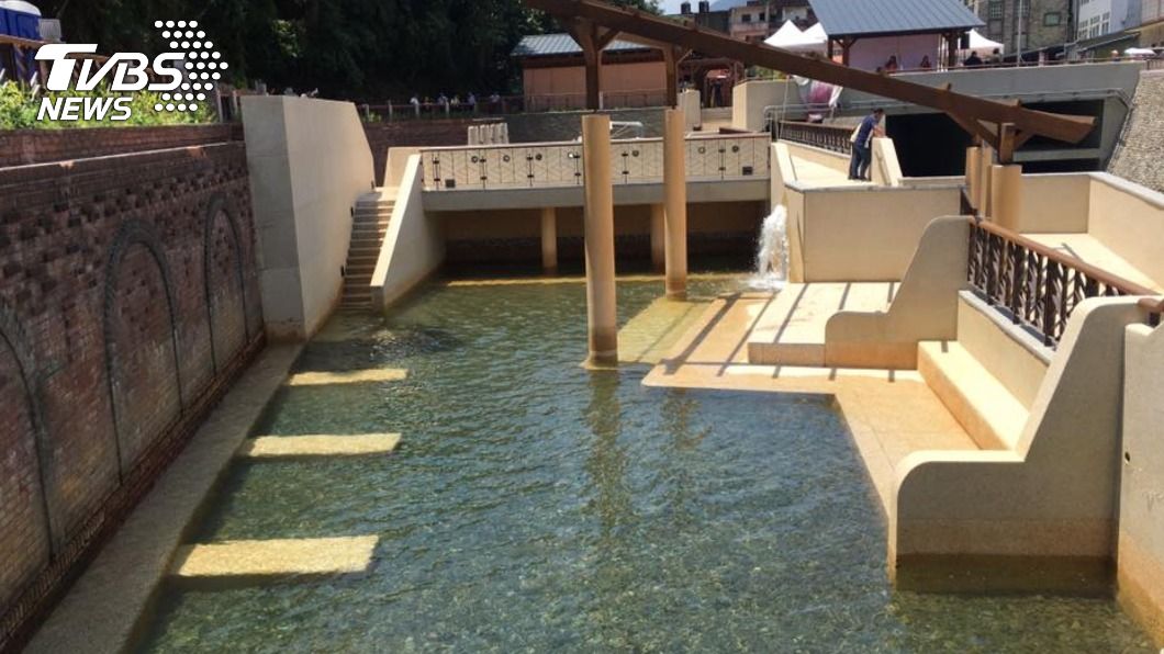 大眾池冷泉出水口被水泥石墩堵住。（圖／中央社）