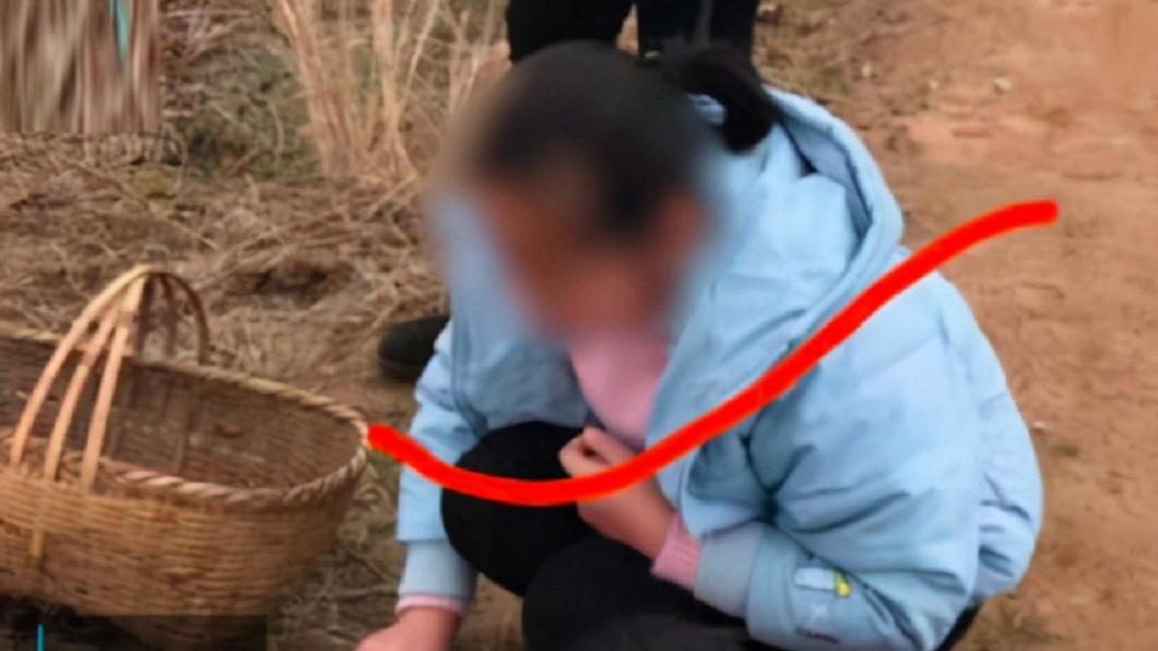 少女補考後仍拿下98分,不料隔天卻被家人發現陳屍在池塘。(圖/翻攝自搜狐新聞)
