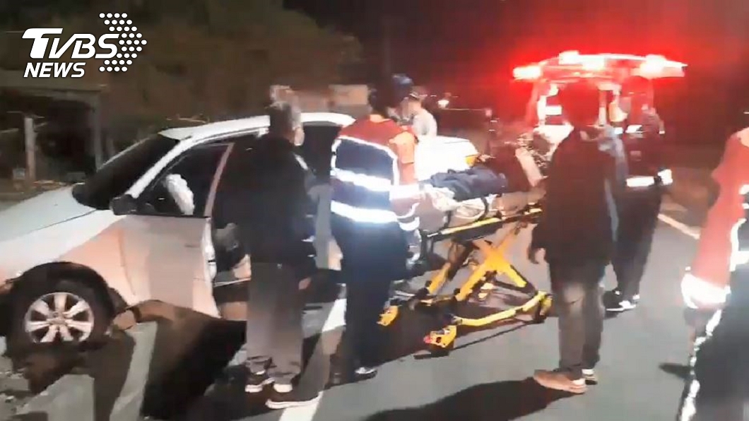蔡啟芳駕車自撞，妻子腳骨折送醫。（圖／TVBS）