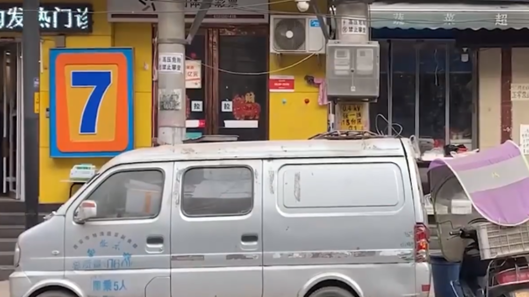 廂型車佔用路邊停車格長達2年。(圖/翻攝自沸點視頻)