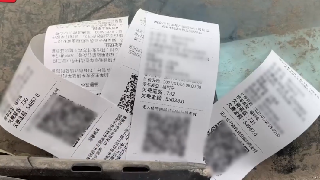 車子上方夾滿催繳單。(圖/翻攝自沸點視頻)