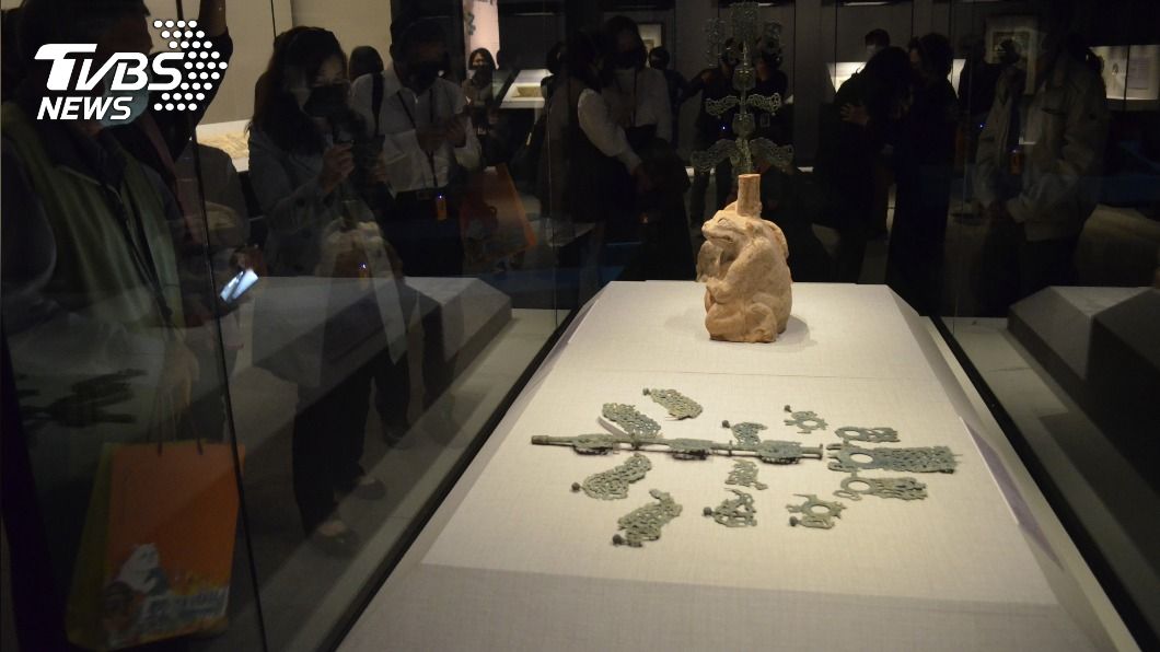 故宮南院展東漢搖錢樹 元旦連假萬人爭睹