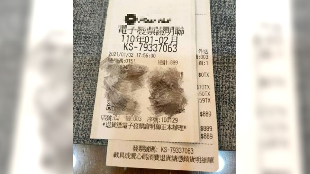 「新發票」號碼竟跟先前明細一模一樣。(圖/翻攝自爆怨公社)