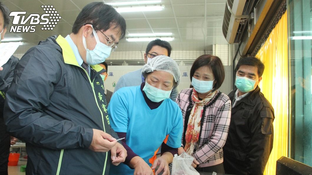 黃偉哲突襲校園廚房 抽查肉品萊劑檢測作業