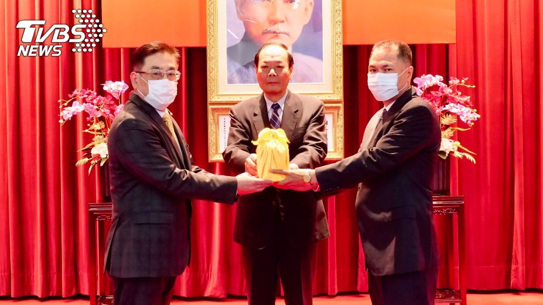周美伍接任海巡署長 李仲威勉承先啟後