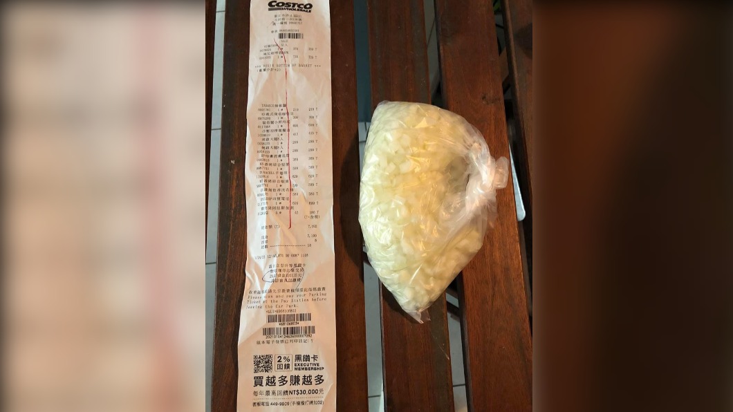 男子打包洋蔥回家。(圖/翻攝自「COSTCO 好市多 商品消費心得分享區」)