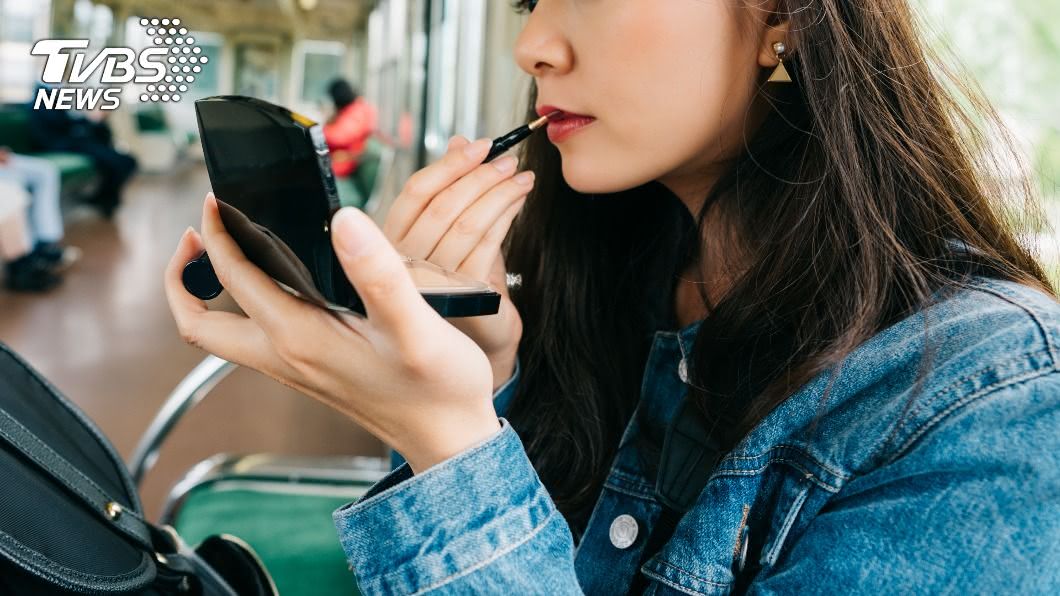 女約會化大濃妝 男友媽見她怒轟:一定是酒家女