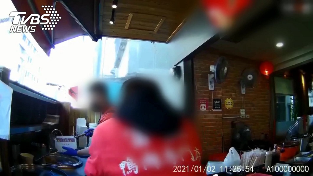 鄰居聲援鴨肉店男店員。(圖/TVBS)