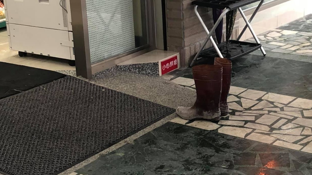 超商前見「不明滿泥雨鞋」 他揭暖心真相感動眾人