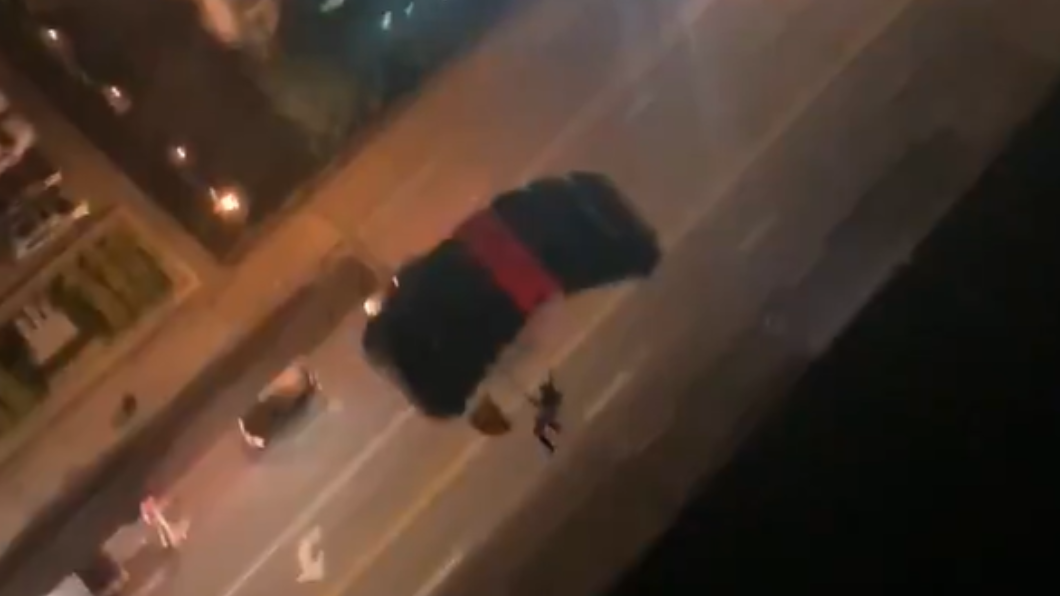 男子跳落後張開降落傘。（圖／翻攝自AmandaReality推特）