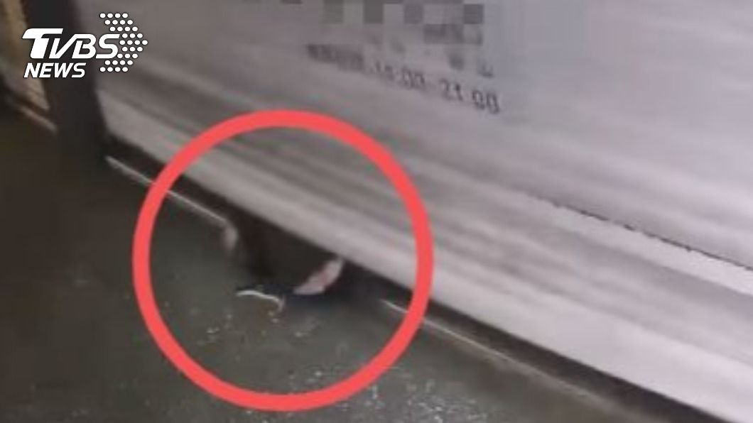 彎腰硬鑽電捲門!淡水男遭壓底「身體對半折」