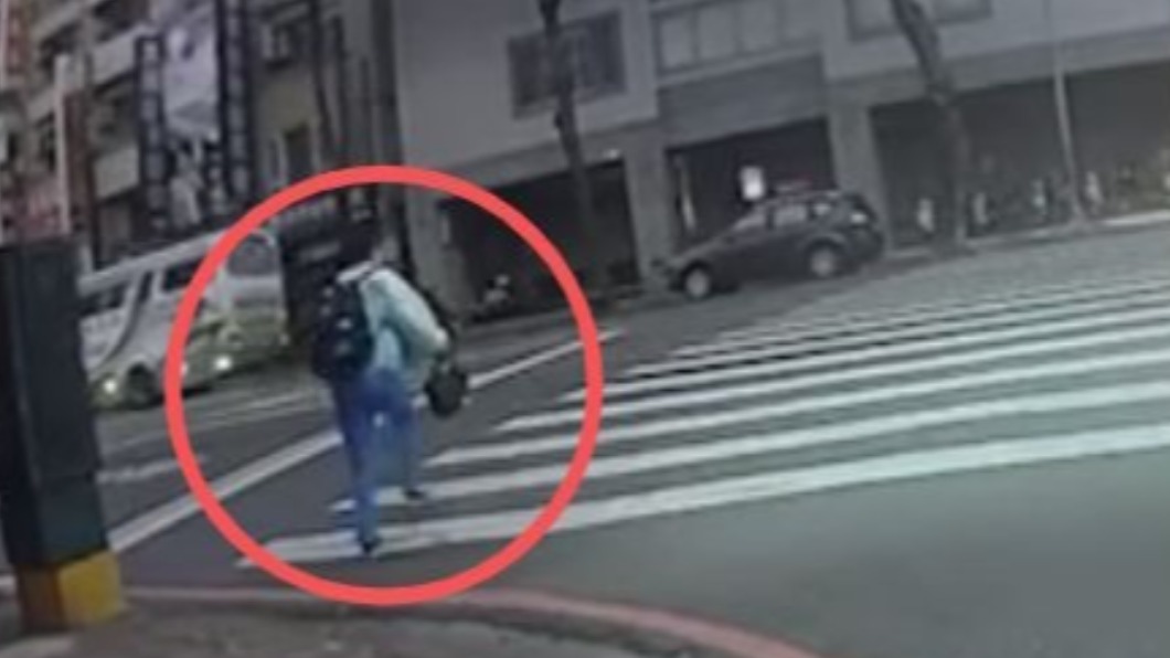 校車從眼前開走，男學生狂奔追車。（圖／翻攝自臉書社團「爆料公社二社」）