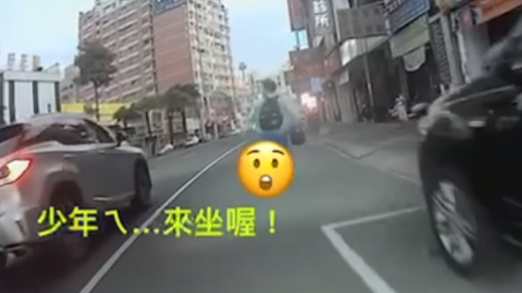 一名汽車駕駛表明願意載學生一程。（圖／翻攝自臉書社團「爆料公社二社」）
