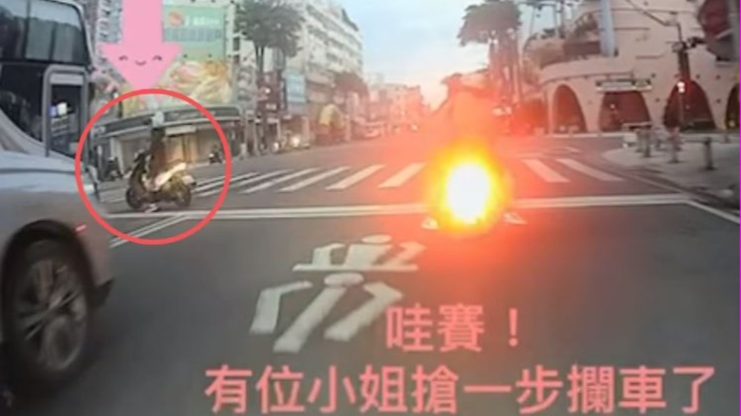 女騎士擋在校車面前，拜託司機幫忙開門。（圖／翻攝自臉書社團「爆料公社二社」）