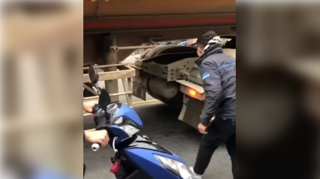 砂石車停紅燈　男子「鑽車底」玩命！影片曝光惹眾怒