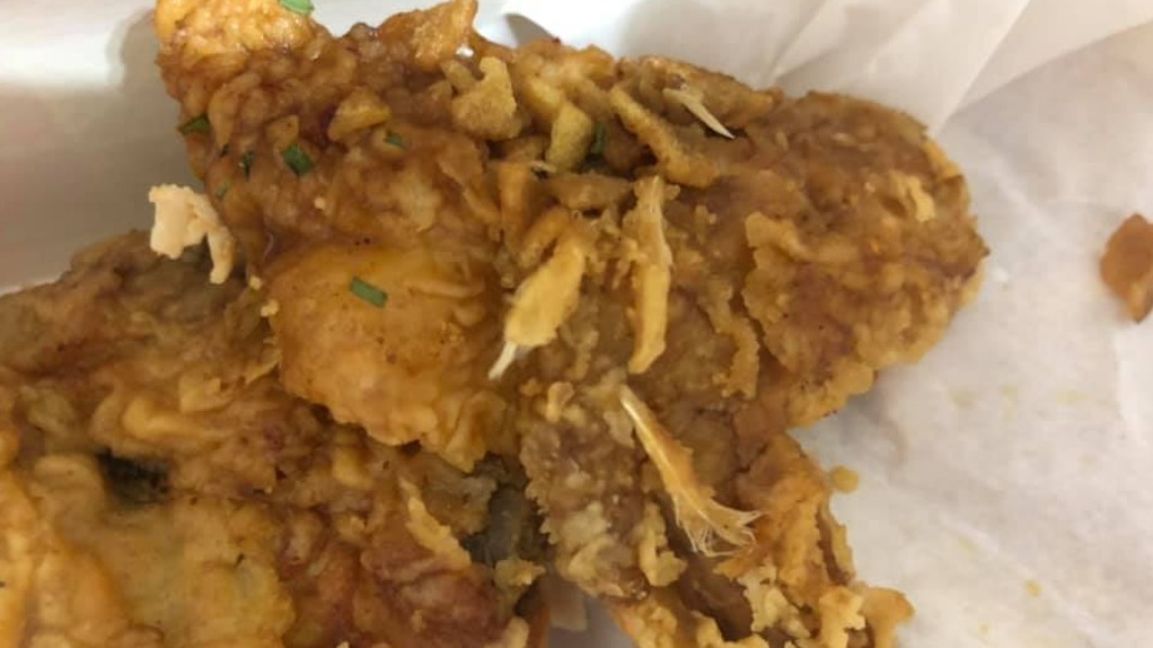毛長齊了!炸雞黏滿「原味雞毛」 苦主崩潰:真的噁