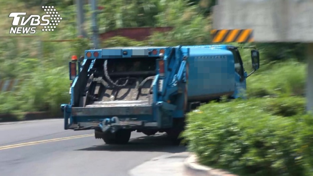 廚餘掉路面餿水溢流害3騎士摔 警揪貨車駕駛開罰