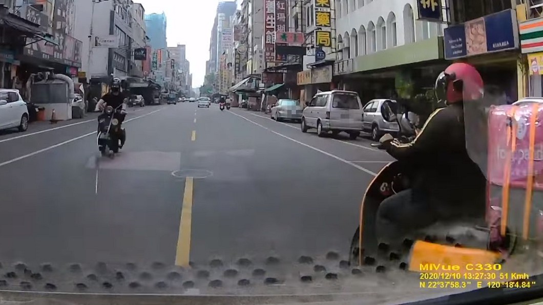 搶匪開車在市區亂竄,好幾次差點發生車禍。(圖/翻攝自當事人臉書)