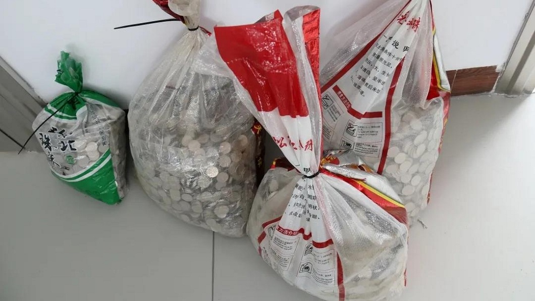 拿4麻袋硬幣還9萬薪 法官怒了再罰老闆22萬