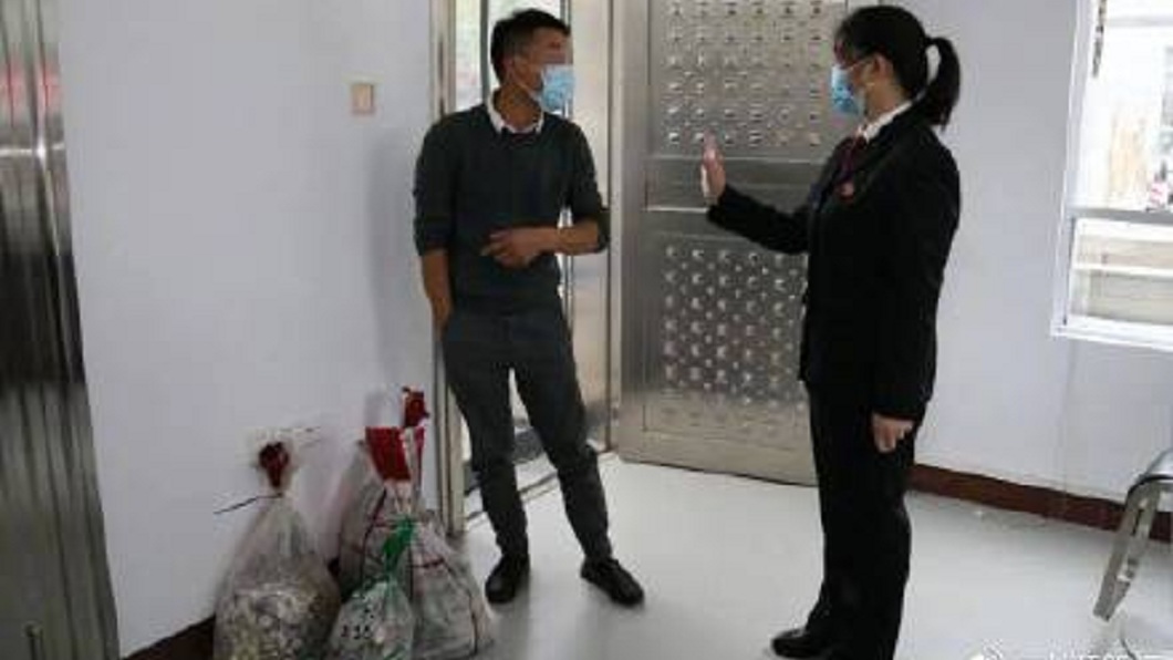 不料男子的舉動卻惹怒了法官,再判他22萬的罰款。(圖/翻攝自微博)
