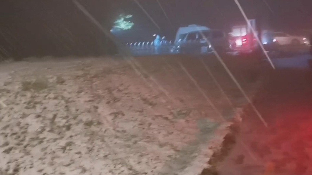 最新/陽明山初雪飄降!追雪族夜衝 堆雪人樂翻