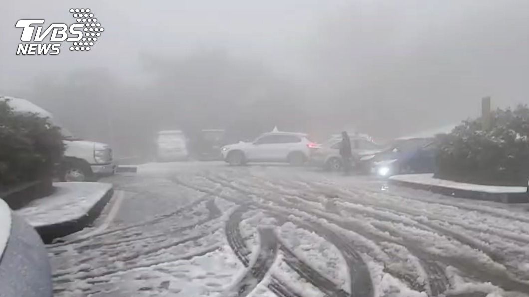 陽明山降雪 警方啟動交通管制車輛要掛雪鏈