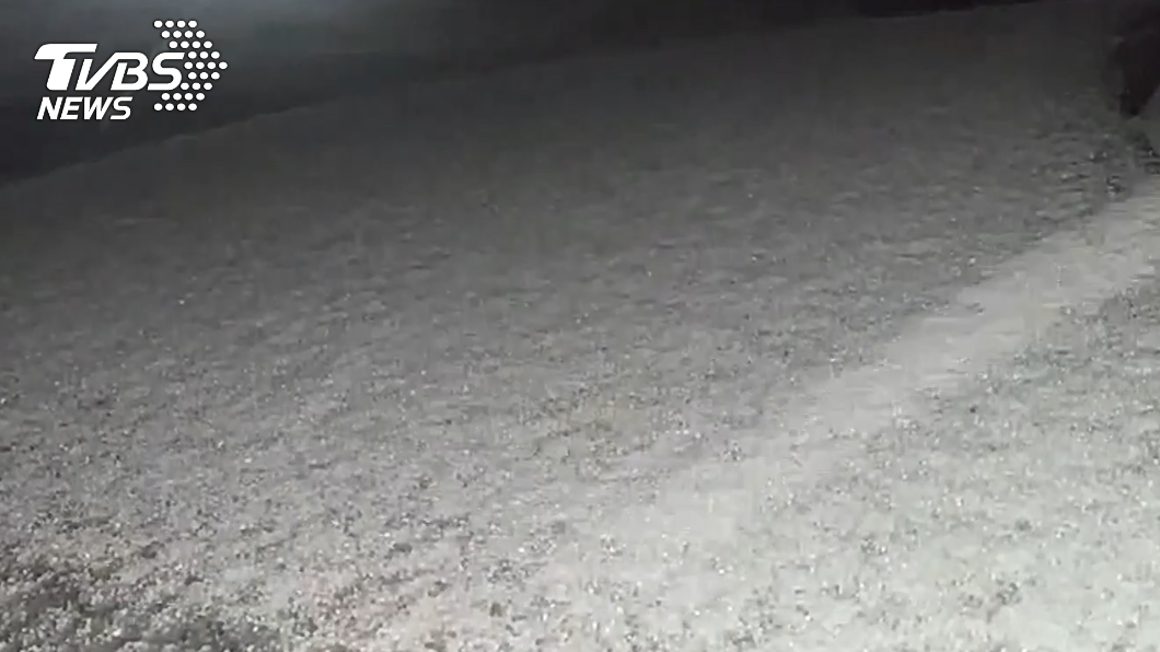 合歡山凌晨降雪。(圖/TVBS)